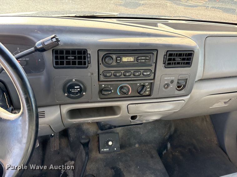 image for item EU0344 2001 Ford F350 Super Duty chip bed pickup truck