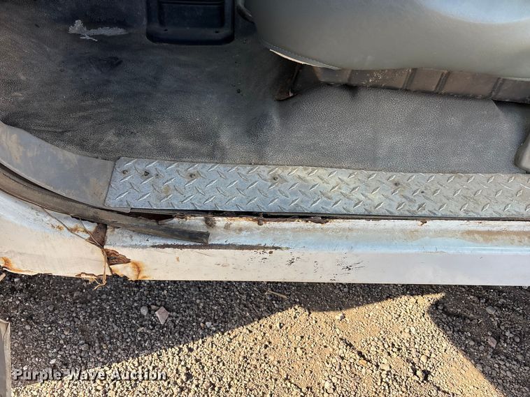 image for item EU0344 2001 Ford F350 Super Duty chip bed pickup truck