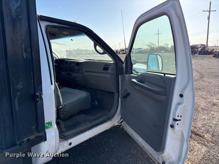 image for item EU0344 2001 Ford F350 Super Duty chip bed pickup truck