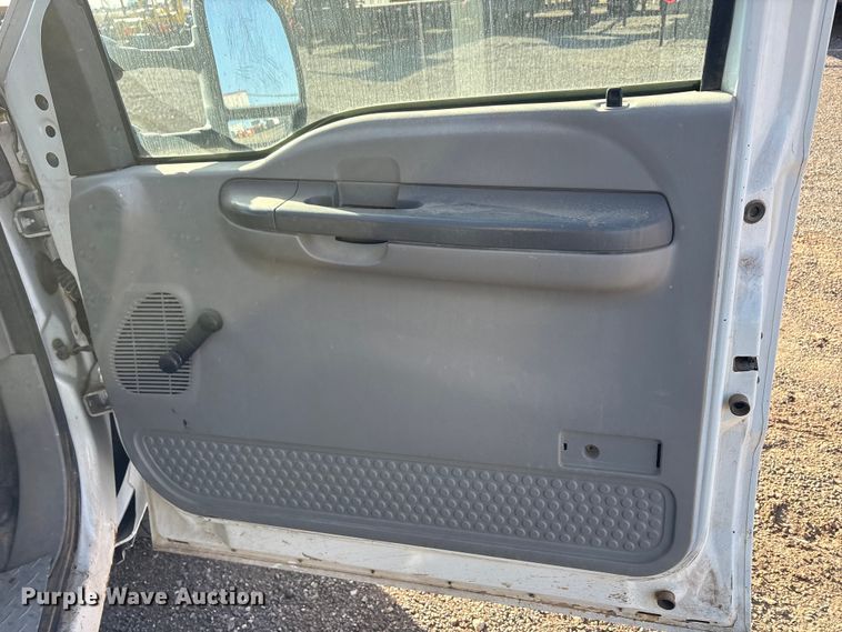 image for item EU0344 2001 Ford F350 Super Duty chip bed pickup truck