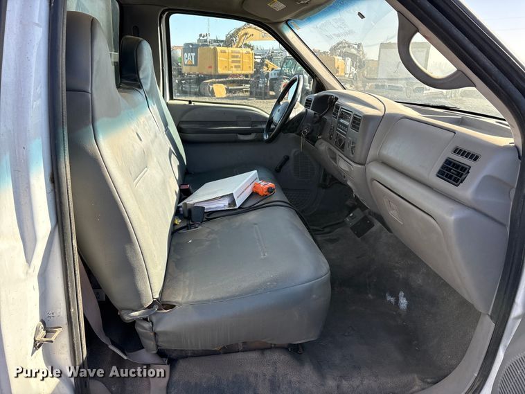 image for item EU0344 2001 Ford F350 Super Duty chip bed pickup truck