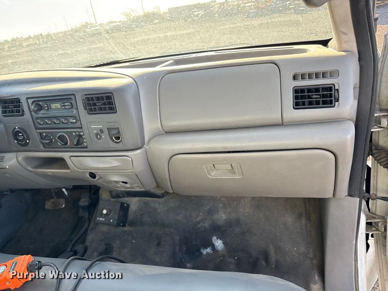 image for item EU0344 2001 Ford F350 Super Duty chip bed pickup truck