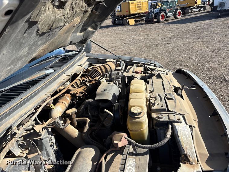 image for item EU0344 2001 Ford F350 Super Duty chip bed pickup truck