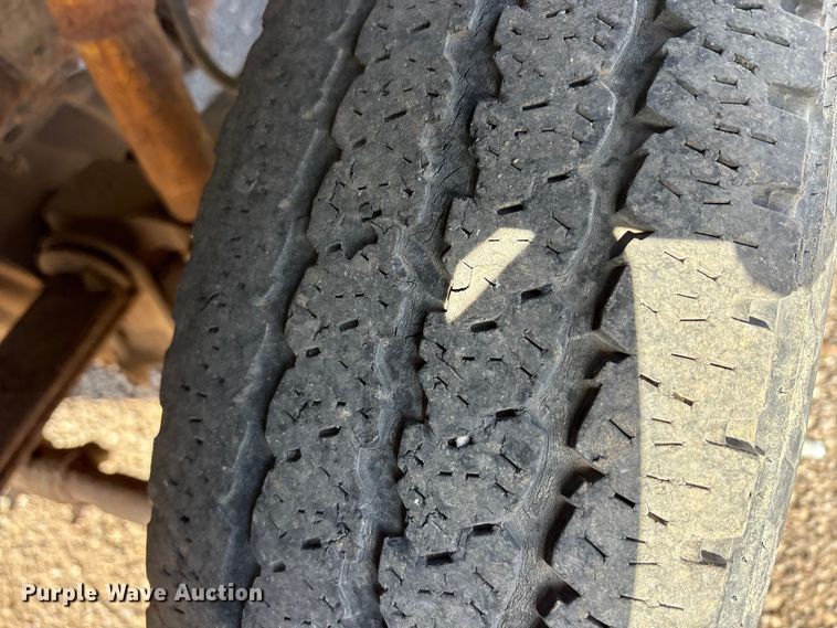 image for item EU0344 2001 Ford F350 Super Duty chip bed pickup truck