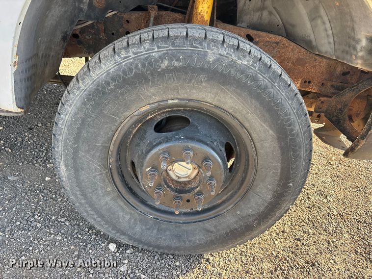 image for item EU0344 2001 Ford F350 Super Duty chip bed pickup truck