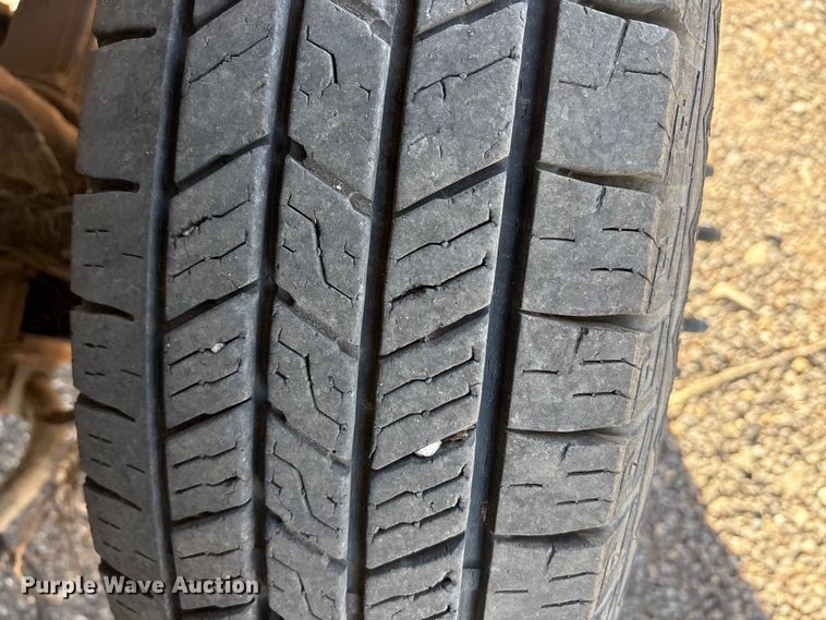 image for item EU0344 2001 Ford F350 Super Duty chip bed pickup truck