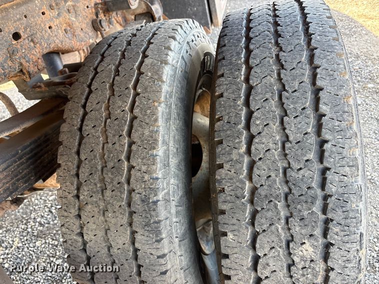 image for item EU0344 2001 Ford F350 Super Duty chip bed pickup truck