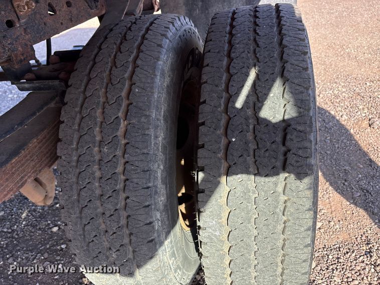 image for item EU0344 2001 Ford F350 Super Duty chip bed pickup truck