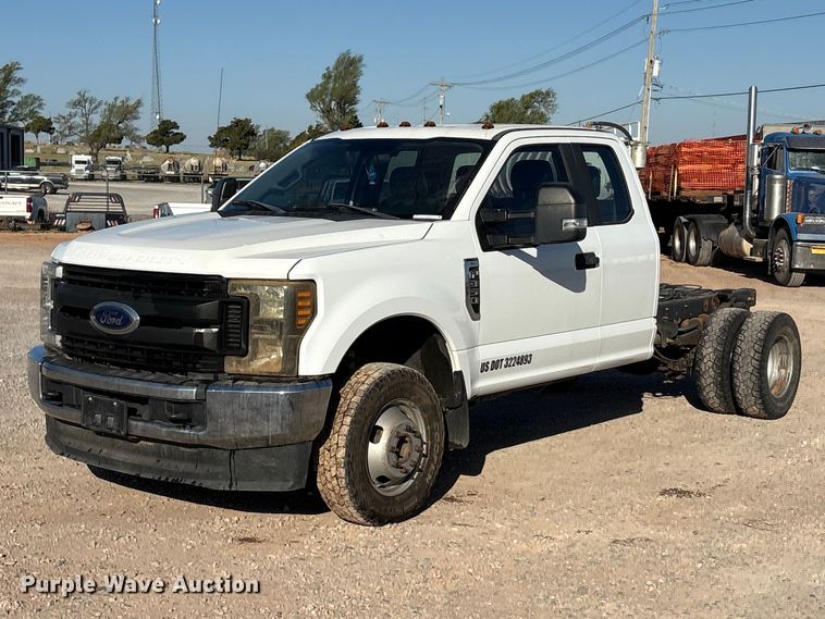 image for item EU0439 2018 Ford F350 Super Duty XL pickup truck cab and chassis