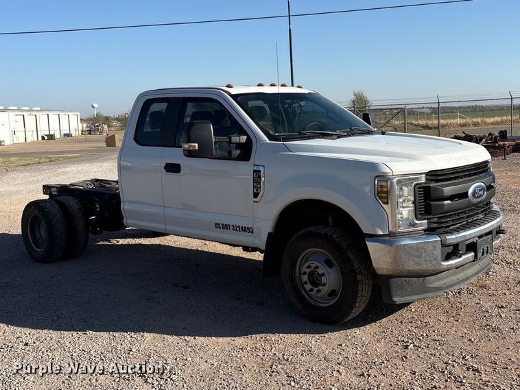 image for item EU0439 2018 Ford F350 Super Duty XL pickup truck cab and chassis