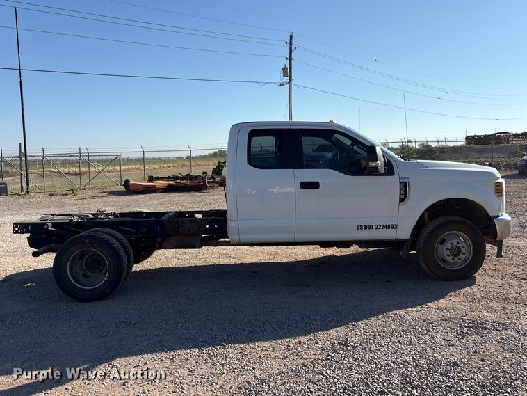 image for item EU0439 2018 Ford F350 Super Duty XL pickup truck cab and chassis