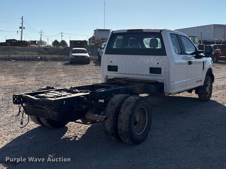 image for item EU0439 2018 Ford F350 Super Duty XL pickup truck cab and chassis