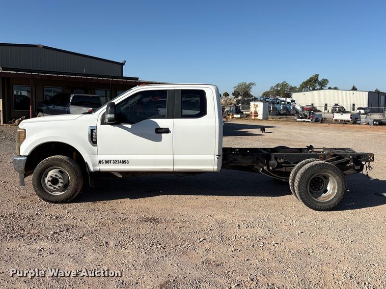 image for item EU0439 2018 Ford F350 Super Duty XL pickup truck cab and chassis