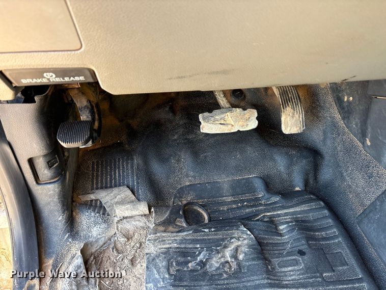 image for item EU0439 2018 Ford F350 Super Duty XL pickup truck cab and chassis