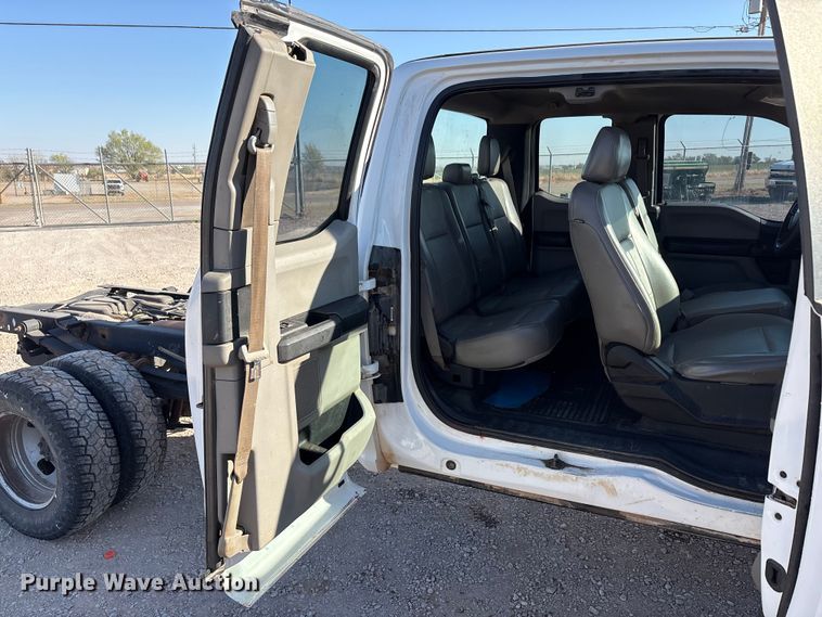 image for item EU0439 2018 Ford F350 Super Duty XL pickup truck cab and chassis