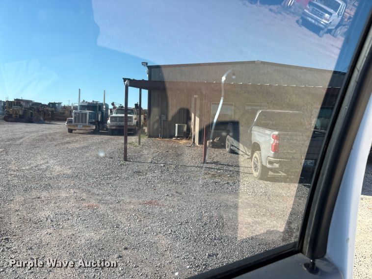 image for item EU0439 2018 Ford F350 Super Duty XL pickup truck cab and chassis