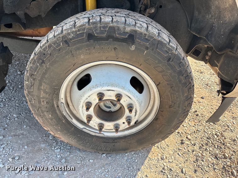 image for item EU0439 2018 Ford F350 Super Duty XL pickup truck cab and chassis