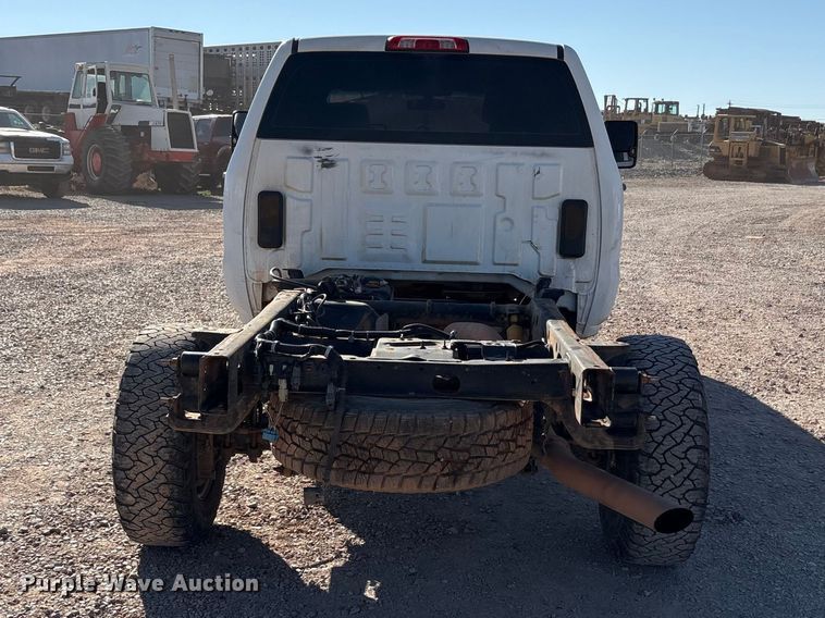 image for item EU0440 2017 GMC Sierra 2500HD Crew Cab pickup truck cab and chassis