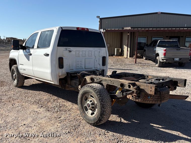 image for item EU0440 2017 GMC Sierra 2500HD Crew Cab pickup truck cab and chassis