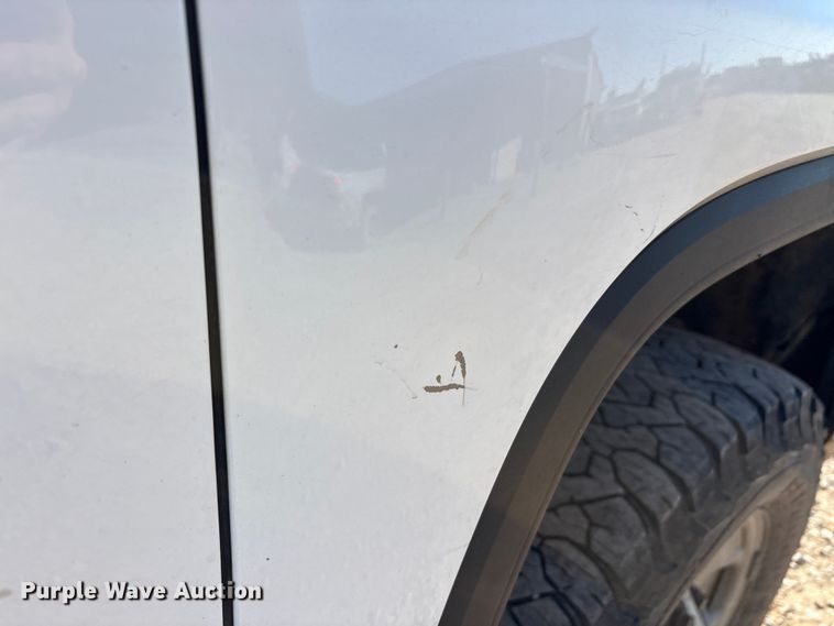 image for item EU0440 2017 GMC Sierra 2500HD Crew Cab pickup truck cab and chassis