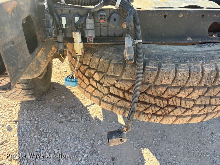 image for item EU0440 2017 GMC Sierra 2500HD Crew Cab pickup truck cab and chassis