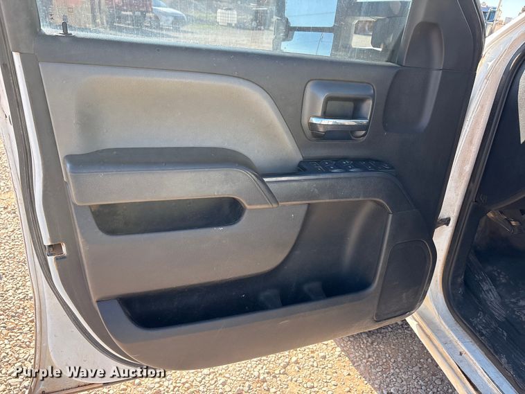 image for item EU0440 2017 GMC Sierra 2500HD Crew Cab pickup truck cab and chassis
