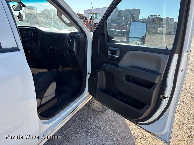 image for item EU0440 2017 GMC Sierra 2500HD Crew Cab pickup truck cab and chassis