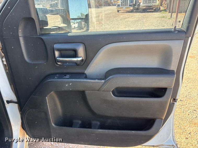 image for item EU0440 2017 GMC Sierra 2500HD Crew Cab pickup truck cab and chassis