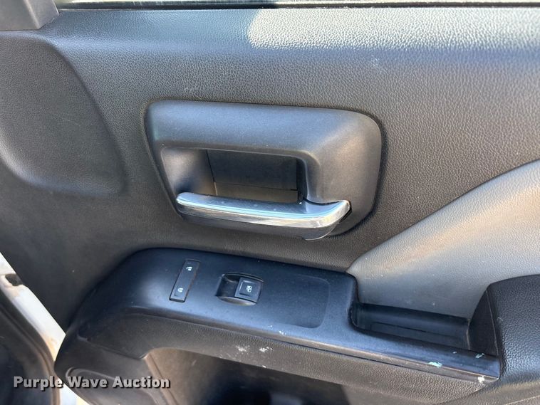 image for item EU0440 2017 GMC Sierra 2500HD Crew Cab pickup truck cab and chassis