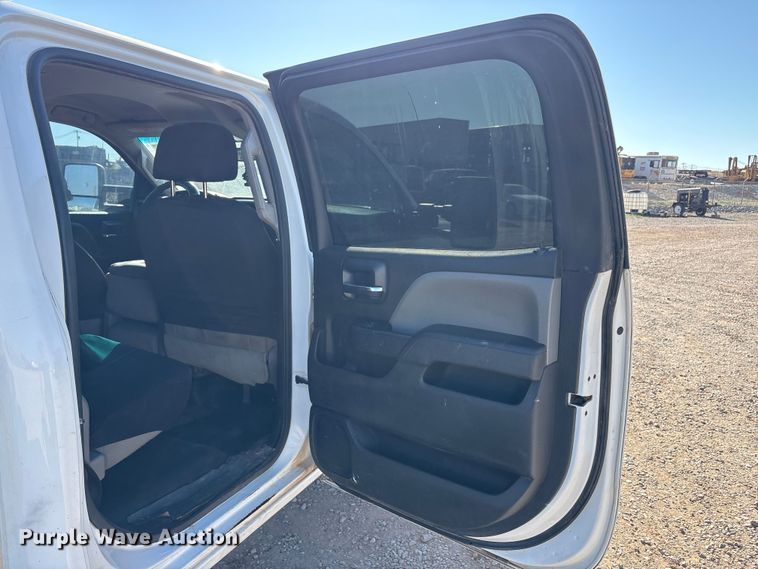 image for item EU0440 2017 GMC Sierra 2500HD Crew Cab pickup truck cab and chassis
