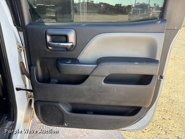 image for item EU0440 2017 GMC Sierra 2500HD Crew Cab pickup truck cab and chassis