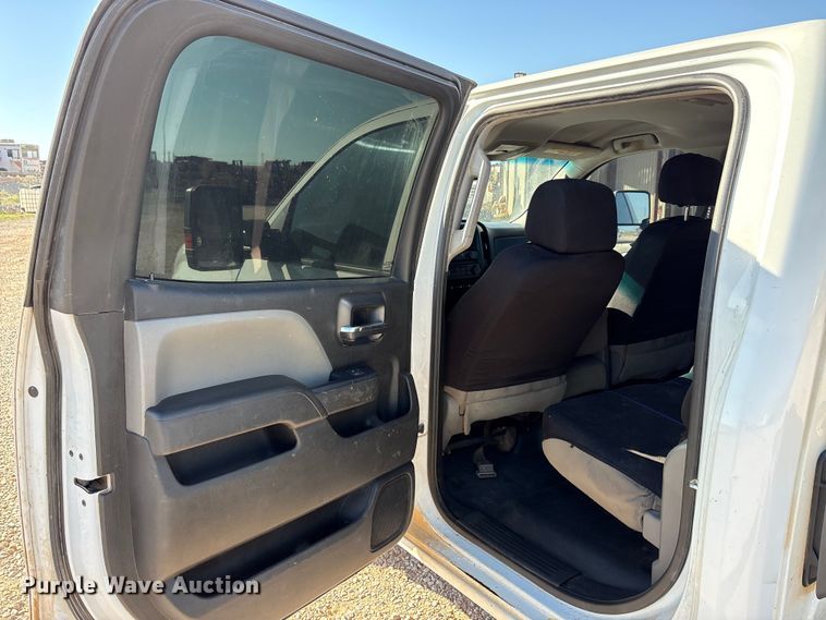 image for item EU0440 2017 GMC Sierra 2500HD Crew Cab pickup truck cab and chassis