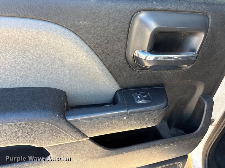 image for item EU0440 2017 GMC Sierra 2500HD Crew Cab pickup truck cab and chassis