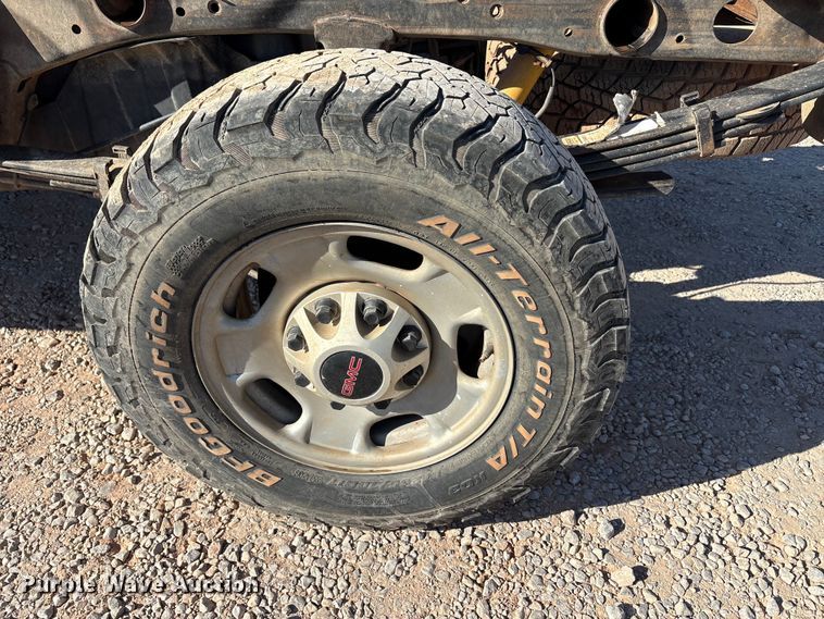 image for item EU0440 2017 GMC Sierra 2500HD Crew Cab pickup truck cab and chassis