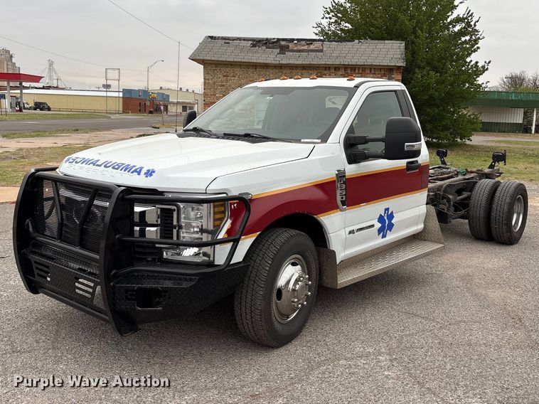 image for item EU0449 2019 Ford F350 Super Duty pickup truck cab and chassis