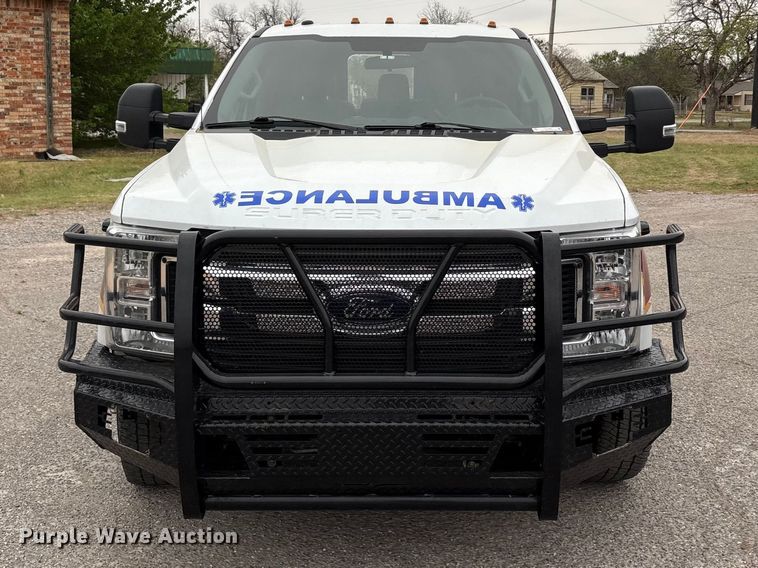 image for item EU0449 2019 Ford F350 Super Duty pickup truck cab and chassis