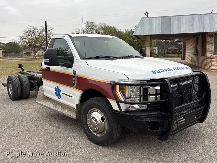 image for item EU0449 2019 Ford F350 Super Duty pickup truck cab and chassis