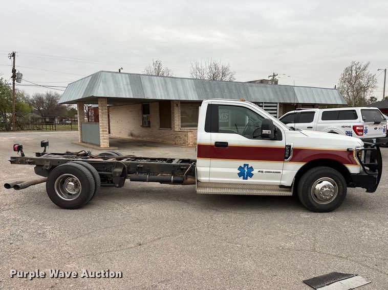 image for item EU0449 2019 Ford F350 Super Duty pickup truck cab and chassis