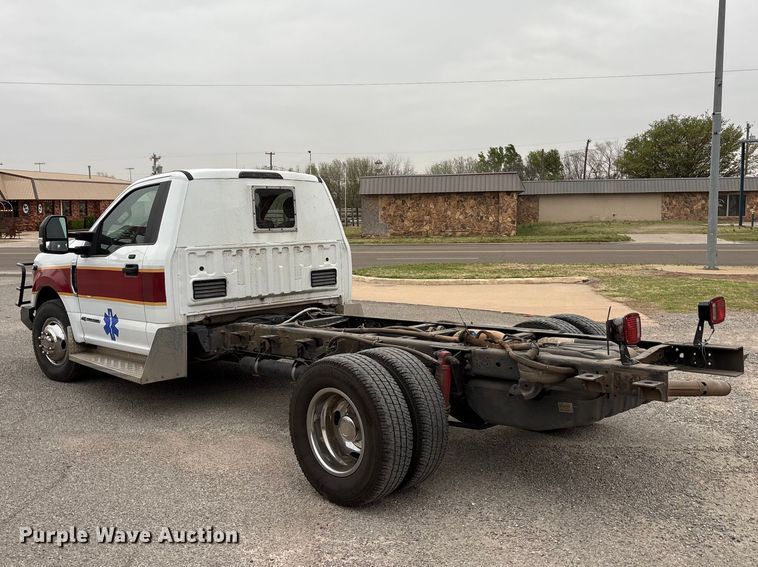image for item EU0449 2019 Ford F350 Super Duty pickup truck cab and chassis
