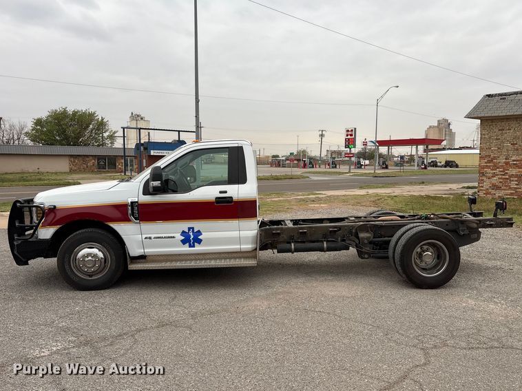 image for item EU0449 2019 Ford F350 Super Duty pickup truck cab and chassis