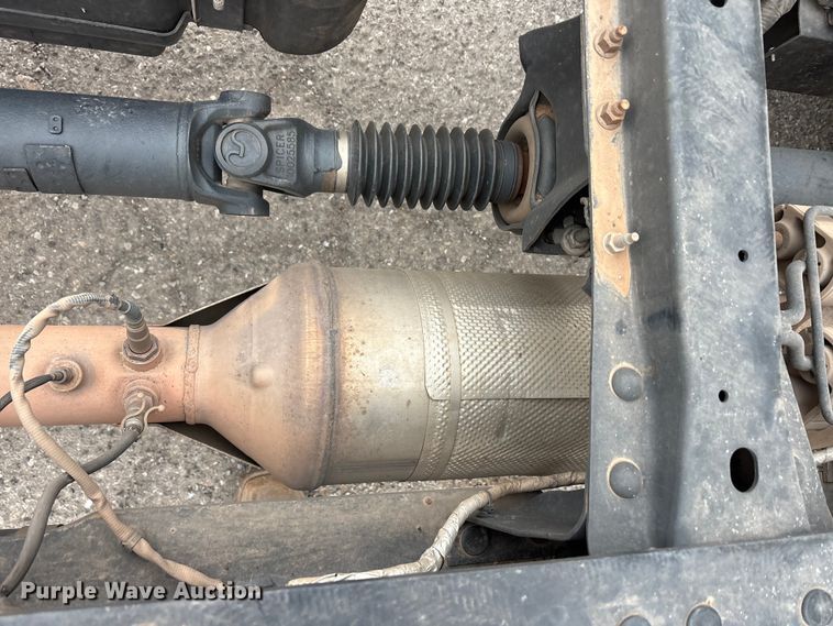 image for item EU0449 2019 Ford F350 Super Duty pickup truck cab and chassis
