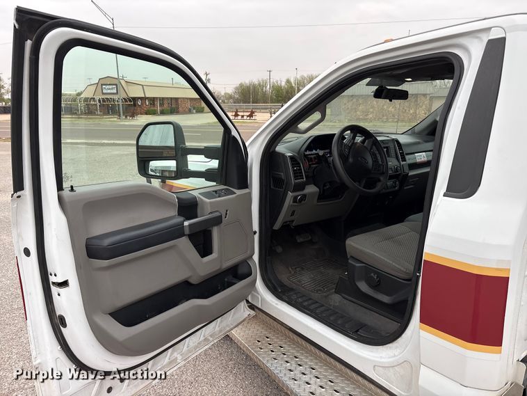 image for item EU0449 2019 Ford F350 Super Duty pickup truck cab and chassis