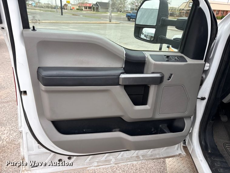 image for item EU0449 2019 Ford F350 Super Duty pickup truck cab and chassis