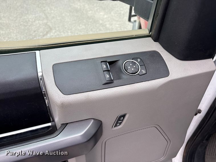 image for item EU0449 2019 Ford F350 Super Duty pickup truck cab and chassis