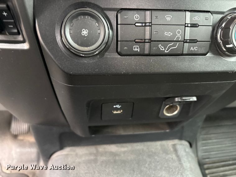image for item EU0449 2019 Ford F350 Super Duty pickup truck cab and chassis