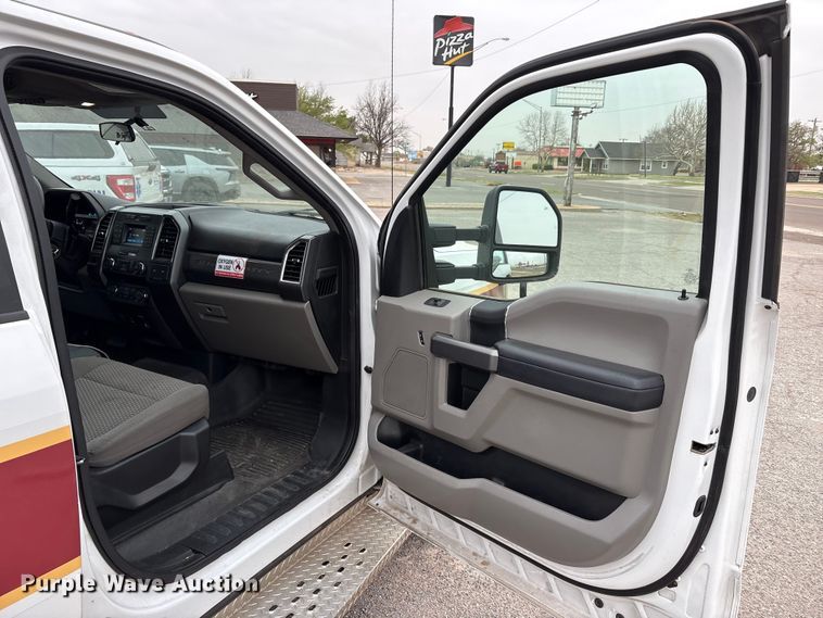 image for item EU0449 2019 Ford F350 Super Duty pickup truck cab and chassis