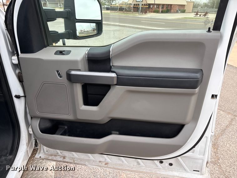 image for item EU0449 2019 Ford F350 Super Duty pickup truck cab and chassis