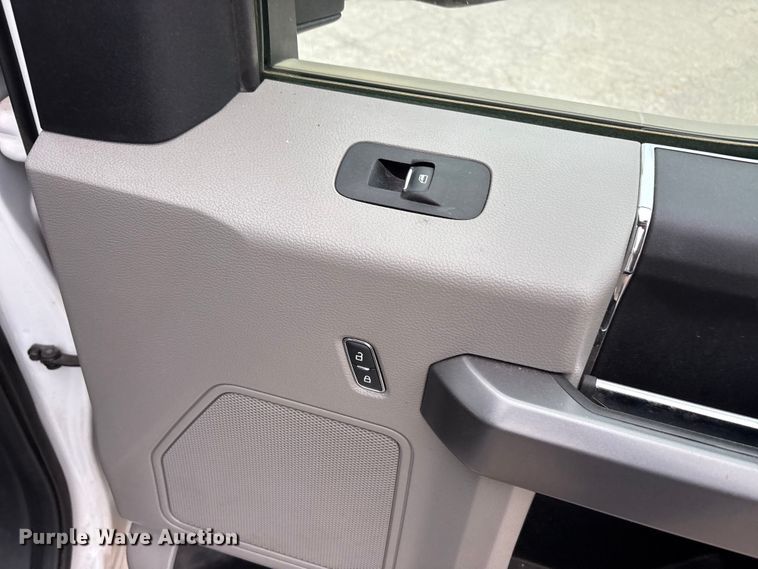 image for item EU0449 2019 Ford F350 Super Duty pickup truck cab and chassis