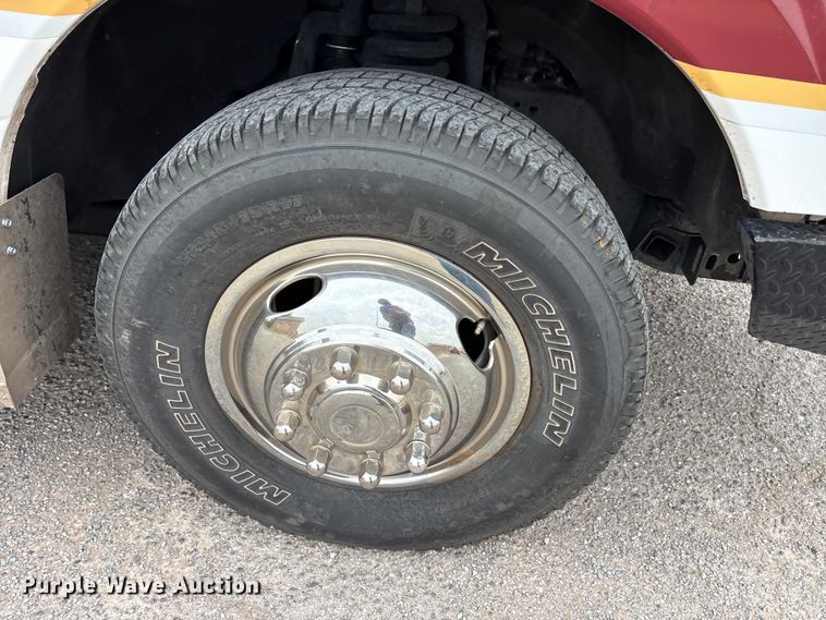 image for item EU0449 2019 Ford F350 Super Duty pickup truck cab and chassis