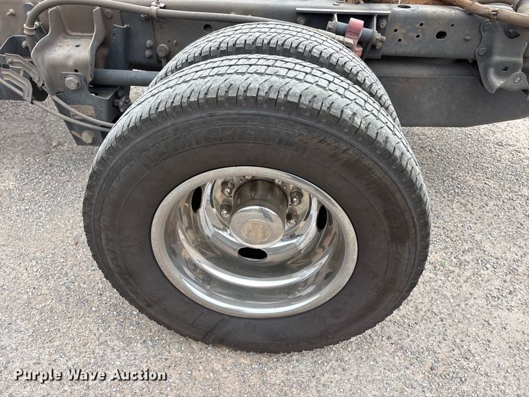 image for item EU0449 2019 Ford F350 Super Duty pickup truck cab and chassis